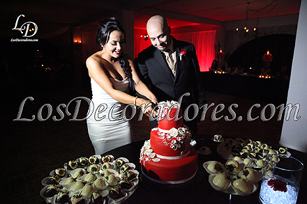 Queque de bodas red velvet con fresas cubiertas de chocolate, Melisa Barrantes y su esposo Marcos Lpez